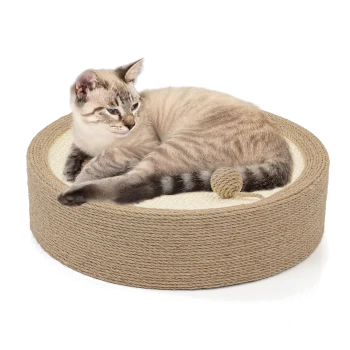 Eine hellbraune Katze liegt auf einem runden, mit Seil umwickelten Kratzpad mit einem kleinen Ball, das ein gemütliches Haustierzubehör zeigt.