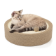 Eine hellbraune Katze liegt auf einem runden, mit Seil umwickelten Kratzpad mit einem kleinen Ball, das ein gemütliches Haustierzubehör zeigt.