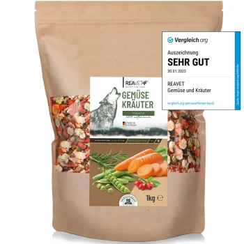 Ein 1 kg Beutel REAVET Gemüse- und Kräutermischung für Haustiere, mit einem Wolfsgrafik, mit sichtbaren Zutaten wie Karotten und Erbsen.