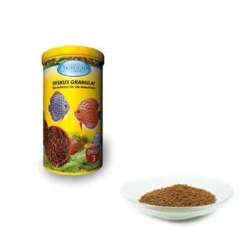 AquaRis Diskus Granulat Dose mit bunten Fischbildern, beschriftet mit "Spezialfutter für alle Diskusfische" und "plus Omega 3," neben granulierter Nahrung.