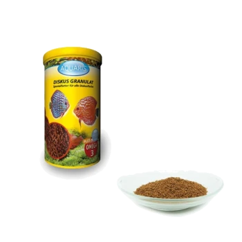 AquaRis Diskus Granulat Dose mit bunten Fischbildern, beschriftet mit "Spezialfutter für alle Diskusfische" und "plus Omega 3," neben granulierter Nahrung.