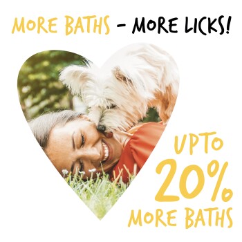 Ein herzförmiges Bild eines kleinen Hundes, der eine Person auf dem Gras leckt, mit dem Text: "MEHR BÄDER - MEHR LECKEREIEN!" und "BIS ZU 20 % MEHR BÄDER."