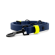 Eine marineblaue Hundeleine mit einem hellgelben Griff, der schwarze Knöpfe und einen stabilen Clip am Ende hat.