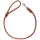 Braune Leder-Hundeleine mit einer Schlaufe und einem Metallclip zur Befestigung, vor einem weißen Hintergrund präsentiert.