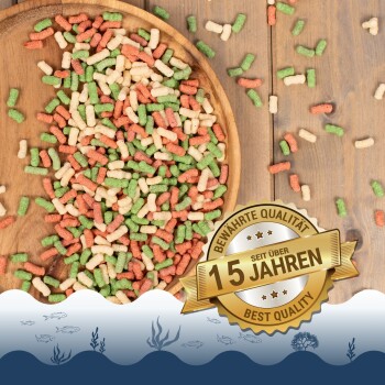 Eine Hand, die mit einer Holzschaufel buntes Fischfutter in einen Teich gießt, während Wellen im Wasser entstehen. Ein "PREMIUM"-goldenes Banner ist in der Ecke.