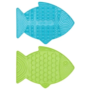Zwei fischförmige Leckmatten in Blau und Grün, mit strukturierten Oberflächen zur Bereicherung für Haustiere.