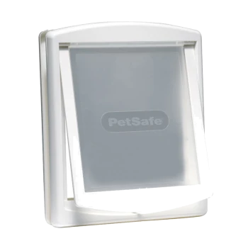 Weiße Haustiertür mit einer transparenten Klappe, auf der das Logo "PetSafe" deutlich auf der Klappe angezeigt wird.