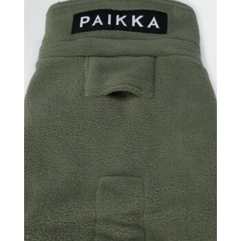 Olivgrüner Fleece-Haustiermantel mit 'PAIKKA'-Label und zwei Öffnungen für Geschirr/Leine.