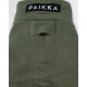 Olivgrüner Fleece-Haustiermantel mit 'PAIKKA'-Label und zwei Öffnungen für Geschirr/Leine.