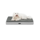 Ein flauschiger weißer Hund liegt bequem auf einem grauen Haustierbett mit einem gesteppten Design, das eine weiche, plüschige Oberfläche hat.