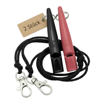Zwei ACME-Hundepfeifen (schwarz und rot) an schwarzen Umhängebändern mit Metallclips und Anhänger mit der Aufschrift '2 Stück'.