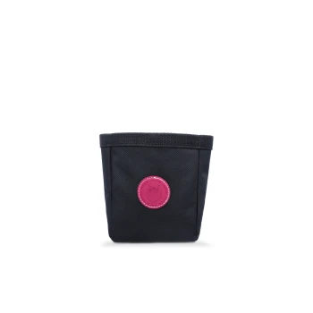 Schwarze Stofftierbedarfstasche mit einem pinken runden Logo auf der Vorderseite, das ein Herz und eine Hundesilhouette zeigt.