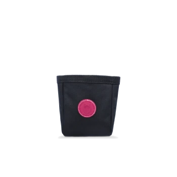 Schwarze Stofftierbedarfstasche mit einem pinken runden Logo auf der Vorderseite, das ein Herz und eine Hundesilhouette zeigt.