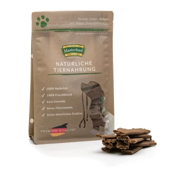 Ein Sack Masterfeed Natur-Hundefutter mit einem braun-grünen Design, das "NATÜRLICHE TIERNAHRUNG" und Häkchen für Qualität zeigt.