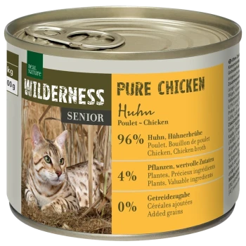 Eine Dose Wilderness Pure Chicken Katzenfutter für Senioren, mit 96 % Huhn, 4 % Pflanzen und einer Katze, die auf dem Etikett im Gras liegt.