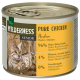 Eine Dose Wilderness Pure Chicken Katzenfutter für Senioren, mit 96 % Huhn, 4 % Pflanzen und einer Katze, die auf dem Etikett im Gras liegt.