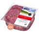 Ein quadratisches weißes Geschirr, gefüllt mit rohem Hackfleisch, auf einer Holzoberfläche platziert.