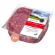 Ein quadratisches weißes Geschirr, gefüllt mit rohem Hackfleisch, auf einer Holzoberfläche platziert.