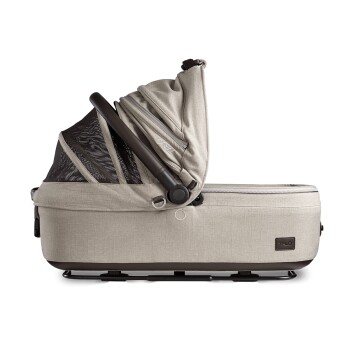 Ein stilvoller beiger Haustierwagen mit einem zusammenklappbaren Dach und Netzseiten, mit einem stabilen Rahmen und einem Reißverschluss-Aufbewahrungsfach.