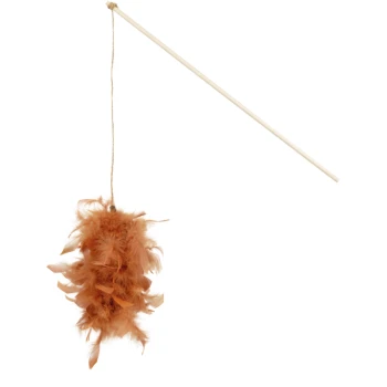 Zabawka dla kota z piórkami z pomarańczowym puszystym pomponem przymocowanym do sznurka, wiszącym z drewnianego patyka.