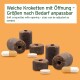 Weiche Kroketten mit Öffnungen zur Größenanpassung, begleitet von weißen und beigen Tabletten, vor einem orangefarbenen Hintergrund.