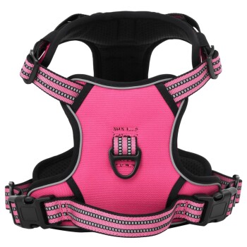 Rosa Hundegeschirr mit verstellbaren Riemen und einer stabilen Schnalle, mit einem atmungsaktiven Mesh-Design für Komfort.