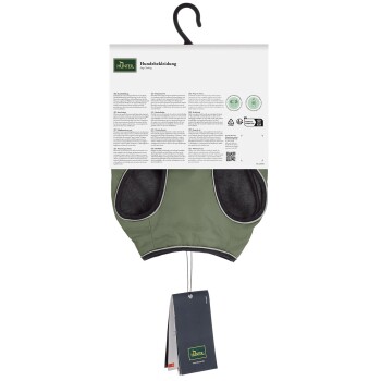 Eine grüne Hundejacke, die an einem Kleiderbügel mit einem Etikett hängt, mit einer Produktbeschreibung auf Deutsch und Pflegehinweisen.