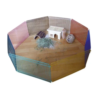 Ein achteckiger Spielbereich für Haustiere mit bunten Drahtpaneelen, mit einem Holzhaus, Heu und kleinen Spielzeugen für Tiere im Inneren.