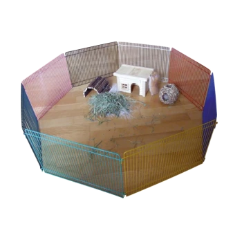 Ein achteckiger Spielbereich für Haustiere mit bunten Drahtpaneelen, mit einem Holzhaus, Heu und kleinen Spielzeugen für Tiere im Inneren.
