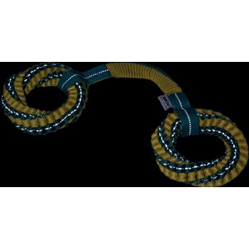 Grün-gelbes geflochtenes Hundezerrspielzeug mit zwei Schlaufen und einem Etikett mit der Aufschrift „MORF“ auf schwarzem Hintergrund.