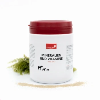 Weißer Behälter mit rotem Deckel, beschriftet mit "Mineralien und Vitamine 100% Natur" für Haustiere, zeigt Silhouetten von Pferd, Hund und Katze.