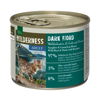 Dosenkatzenfutter mit der Aufschrift 'Wilderness Dark Fjord', das ein Rezept mit Wildschwein und Ente zeigt, mit 97% Fleischgehalt, 3% Früchten und 0% Getreide.