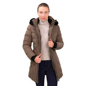 Eine Frau trägt einen braunen Daunenmantel mit Kapuze und schwarzem Besatz, steht vor einem weißen Hintergrund.