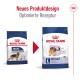 Bild, das zwei Hundefutterpackungen von Royal Canin vergleicht, wobei das neue Produktdesign und das optimierte Rezept für Hundefutter "Maxi Adult" hervorgehoben werden.