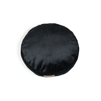 Runde schwarze Haustierkissen mit einer weichen Textur, auf einem weißen Hintergrund präsentiert.