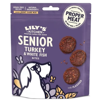 Lily's Kitchen Senior Truthahn & Weißfisch Bissen für Hunde, getreidefrei, in einer lila Tüte mit drei Leckereien.