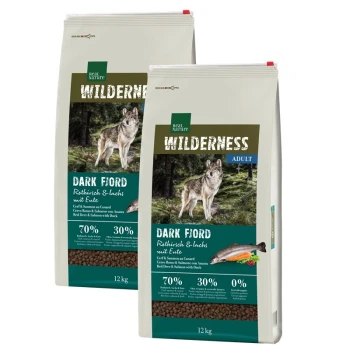 Zwei 12 kg Säcke "Wilderness Dark Fiord" Hundefutter mit einem Wolf auf dem Etikett; 70 % Fleisch, 30 % Gemüse.