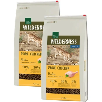 Zwei Beutel Real Nature Wilderness Adult Katzenfutter, 'Pure Chicken', mit einem Wildkatzenbild, das 70% Huhn und 30% andere Zutaten enthält.