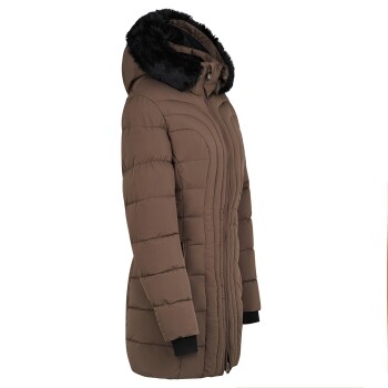 Braune Daunenjacke mit einer mit Fell gefütterten Kapuze, mit einem Reißverschluss und gerippten Bündchen, vor einem weißen Hintergrund präsentiert.