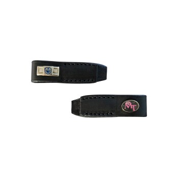 Zwei schwarze Leder-Haustierhalsbänder nebeneinander ausgestellt, mit einem silbernen Emblem auf der linken Seite und einem rosa Logo 'MT' auf der rechten Seite.