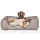 Ein gemütliches Hundebett in neutralem Beige mit einem Logo, das "KNUFFELWUFF" liest, und einem entspannten Hund, der bequem darauf liegt.