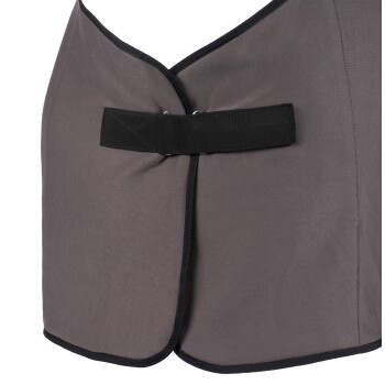 Eine graue Haustierweste mit einem schwarzen Riemen und Schnallenverschluss, entworfen für Komfort und Sicherheit.