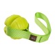 Ein leuchtend grünes Hundespielzeug mit einem strukturierten Ball und einem stabilen Riemen, mit einem DogStreak-Logo auf dem Riemen.