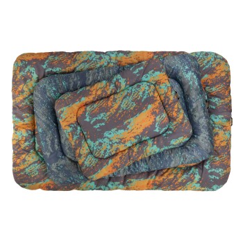 Ein Set aus drei bunten Haustierbetten in verschiedenen Größen, mit einem lebhaften abstrakten Muster in Orange, Teal und Grau.