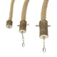 Drei Kletterseile aus Naturholz mit dickem, gedrehtem Sisal-Seil, das an Holzbasen befestigt ist, mit Metallhaken und Ketten zum Aufhängen.