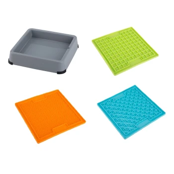 Vier bunte Futtermatten für Haustiere werden angezeigt: eine graue quadratische Matte, eine orange strukturierte Matte, eine grüne mit Rautenmuster und eine blaue mit Sternenmuster.