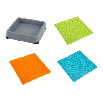 Vier bunte Futtermatten für Haustiere werden angezeigt: eine graue quadratische Matte, eine orange strukturierte Matte, eine grüne mit Rautenmuster und eine blaue mit Sternenmuster.