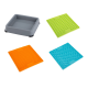 Vier bunte Futtermatten für Haustiere werden angezeigt: eine graue quadratische Matte, eine orange strukturierte Matte, eine grüne mit Rautenmuster und eine blaue mit Sternenmuster.