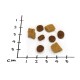 Verschiedene Stücke von Tierfutterkibble in verschiedenen Formen und Größen, mit einem Lineal, das bis zu 5 cm misst, daneben.