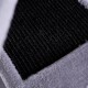 Nahaufnahme eines weichen, grauen Haustierbettstoffs mit einem strukturierten schwarzen Abschnitt, der die verwendeten plüschigen und langlebigen Materialien zeigt.
